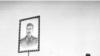 Постер од советскиот лидер Јосиф Сталин на еден од првите трактори фотографирани на работа на полињата во Узбекистан.<br>На почетокот на 1925 година, регионот на денешен Узбекистан беше прогласен за република на Советскиот Сојуз. Советското преземање означи период на сурова трансформација, што вклучуваше егзекуции на узбекистански политички затвореници, како и програми за писменост и индустријализација.