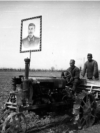 Un portret al liderului sovietic Iosif Stalin pe unul din primele tractoare fotografiate la muncă pe câmpurile din Uzbekistan.La începutul anului 1925, regiunea care astăzi este Uzbekistanul a fost declarată republică a Uniunii Sovietice. Preluarea puterii de către sovietici a marcat o perioadă de transformări brutale, care a inclus execuții ale deținuților politici uzbeci, precum și programe de alfabetizare și industrializare.