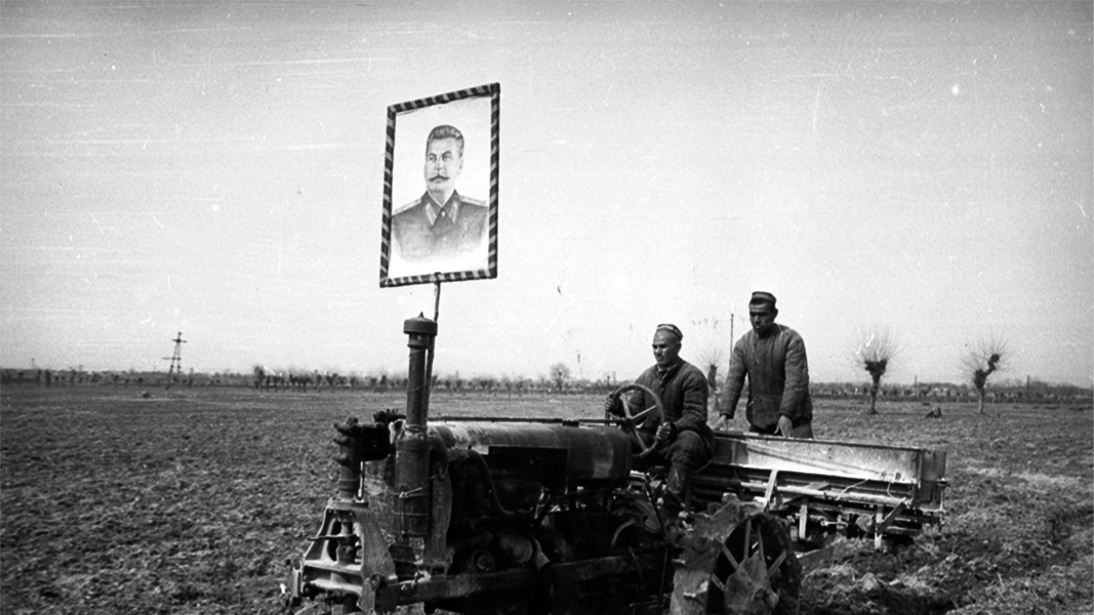 Un tablou al liderului sovietic Iosif Stalin pe unul dintre primele tractoare fotografiate la lucru pe câmpurile din Uzbekistan.La începutul anului 1925, regiunea Uzbekistanului de astăzi a fost declarată republică a Uniunii Sovietice. Preluarea puterii de către sovietici a marcat o perioadă de transformare nemiloasă, care a inclus execuții ale prizonierilor politici uzbeci, precum și programe de alfabetizare și industrializare.