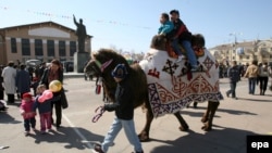 Жители города Байконыр празднуют на центральной площади Наурыз. 25 марта 2006 года.