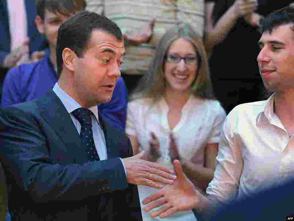 Дмитрий Медведев приветствует студентов Тихоокеанского государственного университета в Хабаровске - Дмитрий Медведев приветствует студентов Тихоокеанского государственного университета в Хабаровске