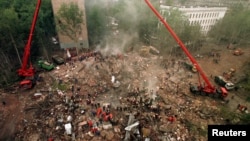 Зруйнований вибухом багатоквартирний будинок у столиці Росії на Каширському шосе. Москва, 13 вересня 1999 року. Від вибуху загинуло 124 людини. 