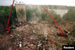 Зруйнований вибухом багатоквартирний будинок у столиці Росії на Каширському шосе. Москва, 13 вересня 1999 року