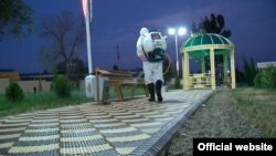 Дезинфекция в одном из парков Худжанда