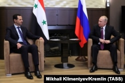 Takim i presidentit sirian, Bashar al-Assad (majtas), me presidentin rus, Vladimir Putin, në Sochi, 17 maj 2018.