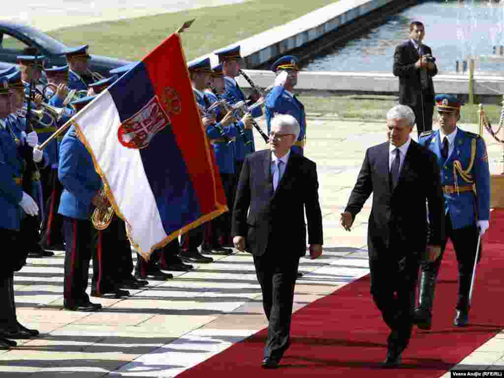 Ivo Josipović i Boris Tadić - Predsednik Srbije dočekao je svog kolegu iz Hrvatske ispred Palate Srbija u Beogradu, 18. jul 2010. 