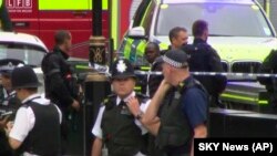 Лондондогу Вестминстер сарайынын жанындагы полиция кызматкерлери. 14-август, 2018-жыл.