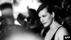  Йовович на фестивала в Кан през 2016 година 