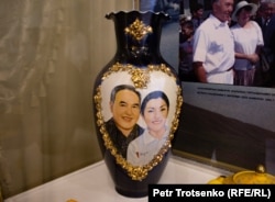Нұрсұлтан Назарбаев пен оның кіші қызы Әлияға ұқсас әйелдің суреті бар ваза