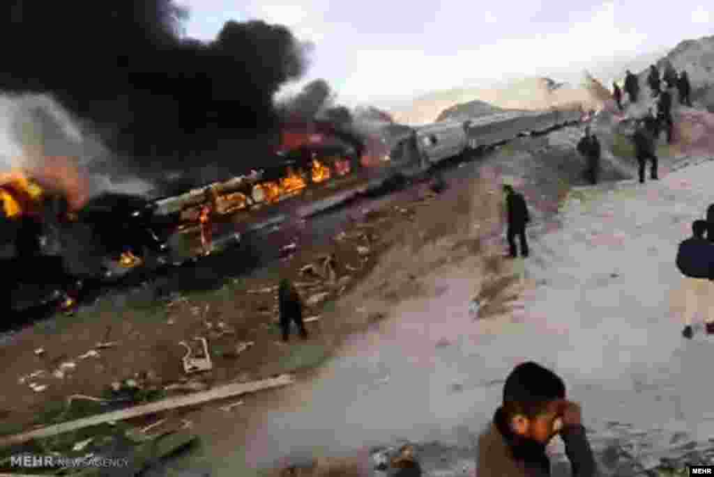 در حادثه تصادف ۲ قطار مسافربری در پنجم آذر در حد فاصل سمنان به دامغان، نزدیک به ۵۰ نفر کشته شدند.