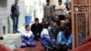 Дети и взрослые в мечети в Урумчи - столице Синьцзян-Уйгурского района КНР