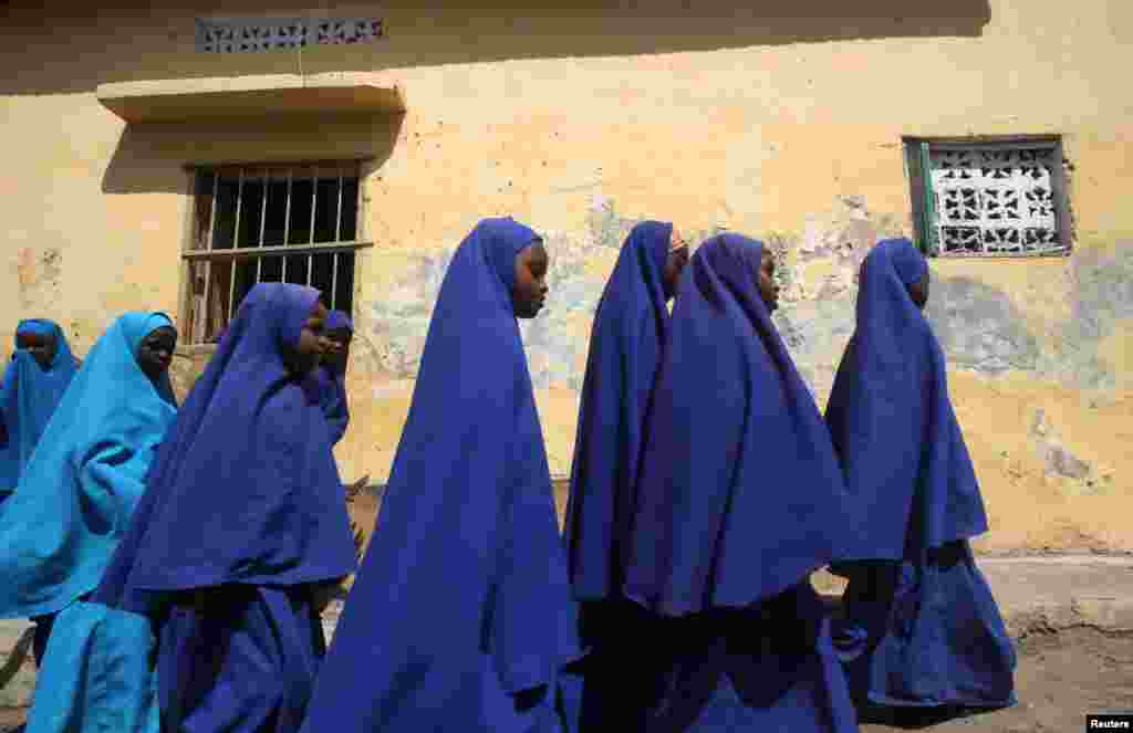 Такую форму носят девочки в школах столицы Сомали - Могадишо