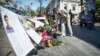 Цветы в память о погибших в Одессе два года назад 
