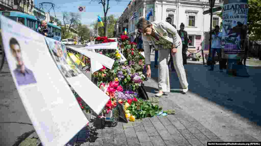 У той же час в іншій частині міста, біля Соборної площі, де два роки тому почалися сутички, квіти принесли проукраїнські активісти