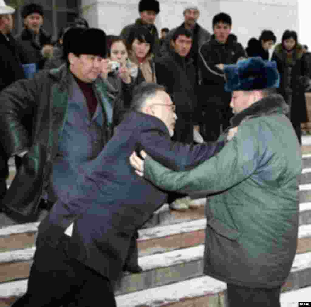 Kyrgyzstan - Police has detained organizers of the protest action against war in Palestine, 14Jan2009 - Правоохранительными органами Кыргызстана задержаны организаторы акции по сожжению государственных флагов США и Израиля Нурлан Мотуев и Турсунбай Бакир уулу. 