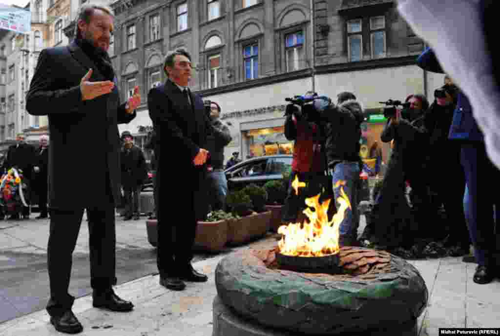 Bakir Izetbegović i Željko Komšić položili su cvijeće na spomen obilježje Vječna vatra, Sarajevo, 25.11.2011.