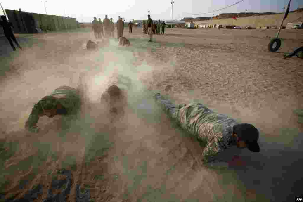 Iraqi Shi'ite fighters from the Iranian backed Hashid al-Shaabi (Popular Mobilization) militia take part in a training session in the holy city of Najaf. (AFP/Haidar Hamdani)