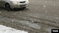 Автомобиль на трассе. Иллюстративное фото.