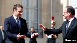 Președintele Emmanuel Macron și fostul președinte Francois Hollande, la Elysee, 14 mai 2017 