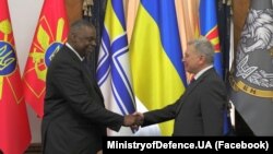 Міністр оборони США Ллойд Остін (ліворуч) запевняє Україну в незмінній підтримці та звинувачує Росію у війні та в перешкоджанні мирному врегулюванню