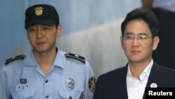 Глава Samsung в суде Сеула, 25 августа 2017 года.