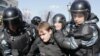 Задержание участника акции протеста сотрудниками ОМОНа. Москва. 26 марта 2017 года 
