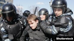 Задержание участника акции против коррупции 26 марта 2017 года в Москве (иллюстративное фото)