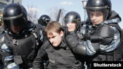 Затримання учасника акції протесту проти корупції, Москва, Росія, 26 березня 2017 року