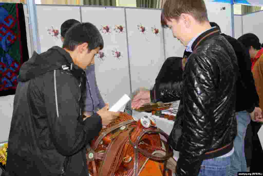 Казахское седло. На выставке можно было и расспросить мастеров, как они изготавливают седло.&nbsp;