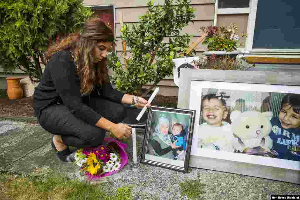 Prijateljica porodice polaže cvijeće ispred slike dječaka u kanadi. &nbsp;