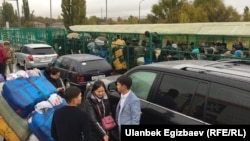 Қырғызстанның Қазақстанмен шекарасындағы "Ақ-Жол" бекетіндегі кезек. 2017 жылдың 18 қазанында түсірілген сурет.