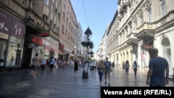 Knez Mihailova, centralna ulica u glavnom gradu Srbije, jedna od onih koja je u vreme bivše Jugoslavije 1984. godine bila popločana kamenom iz kamenoloma u Jablanici (BiH). Fotografija iz 2018. 