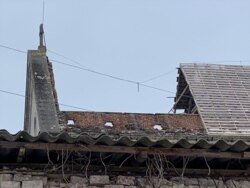 Частина обваленого даху на костелі