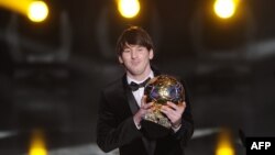 Лионель Месси ("Берселона") в 2010 году получил второй подряд "Золотой мяч" 