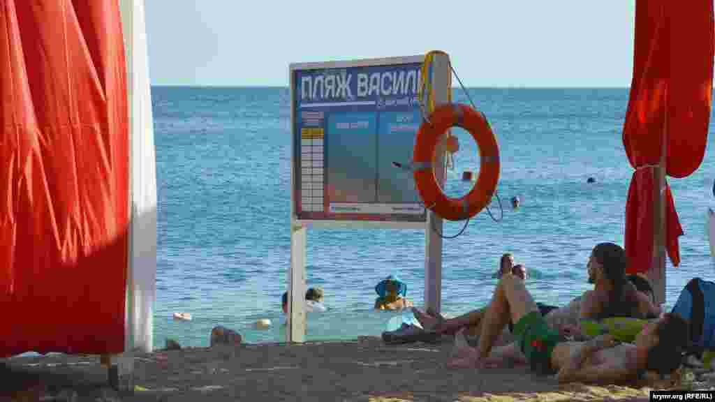 От изнуряющей жары спасают тень и купание в теплых водах Черного моря