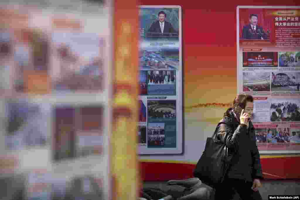 &nbsp;Пекин көшесінде ілініп тұрған Си Цзиньпиннің айтқан сөздері мен ұрандары басылған плакаттар.&nbsp;