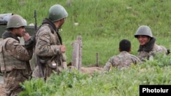 Հայ զինվորները մարտական հենակետում, 5-ը ապրիլի, 2016թ.