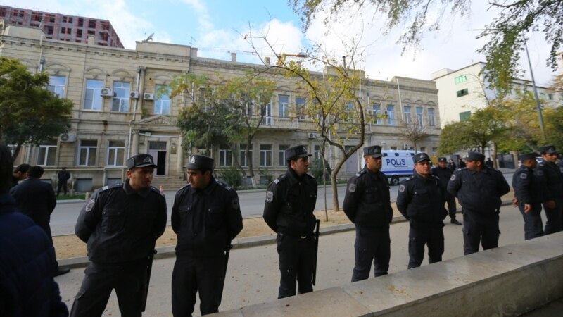 Полиция заранее оцепила место проведения несогласованного митинга в Баку