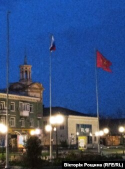 Біля міської ради Бердянська також встановили російський прапор. Квітень 2022 року