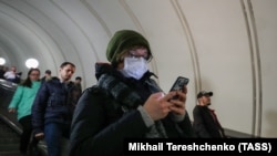 Люди в медицинских масках в Москве