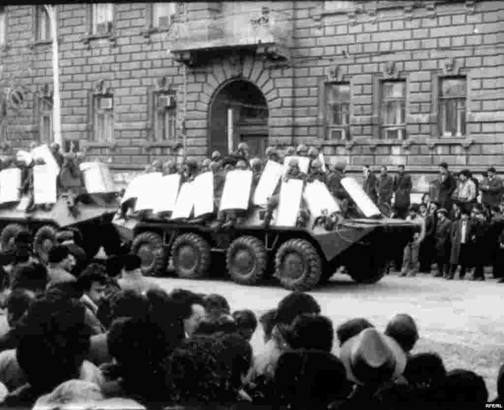 Tancurile sovietice pe străzile capitalei azere, ianuarie 1990