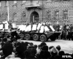 1990-cı ilin yanvarında sovet qoşunları Xalq Hərəkatını yatırtmaq üçün Bakıya girir.