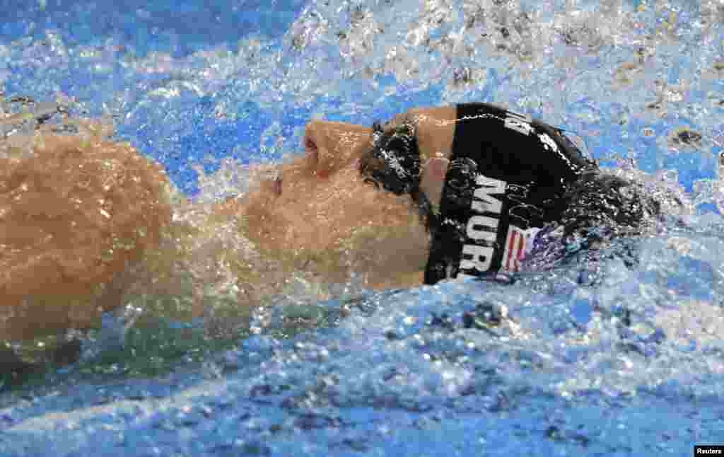U.S. swimmer Ryan Murphy takes the gold in the men&#39;s 200-meter backstroke.
