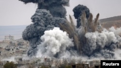 "Ислам мемлекеті" соғысып жатқан Кобани қаласындағы жарылыс. Сирия, 17 қараша 2014 жыл.
