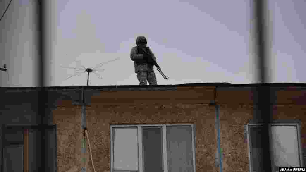 На крышах соседних с судом зданий репортёр Азаттыка заметила снайперов с автоматами.