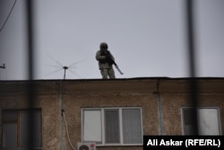 Вооруженный человек на крыше соседнего с областным судом здания. Актобе, 18 октября 2016 года.