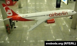 Бела-чырвоная копія самалёта, у кожным аэрапорце яна іншая