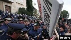 Pamje nga protestat e 21 janarit 2011, në Tiranë.