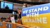 Az Európai Parlament tagjai megtapsolják Volodimir Zelenszkij ukrán elnököt, aki a parlament rendkívüli plenáris ülésén videókonferencia keretében szólt a küldöttekhez Brüsszelben 2022. március 1-jén