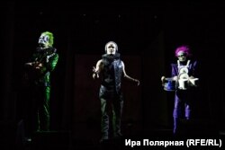 Мёртвый электрик (Никита Кукушкин) спускается в зал с песней о смерти